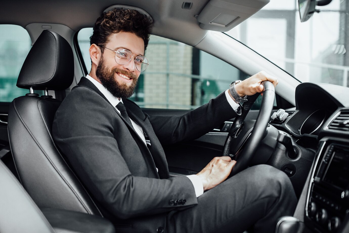 apuesto joven empresario traje completo sonriendo mientras conduce coche nuevo 496169 594